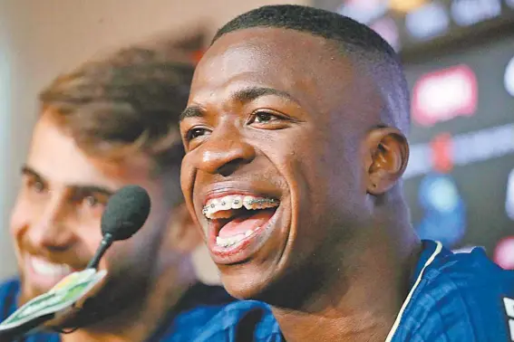  ?? GILVAN DE SOUZA / FLAMENGO ?? Ao lado de Felipe Vizeu, Vinicius Junior abre o sorriso na entrevista coletiva: jovens revelados na base rubro-negra brilharam contra o Palestino