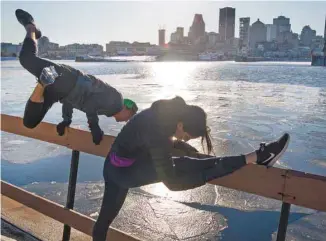  ?? JACQUES NADEAU LE DEVOIR ?? Des amateurs de course à pied ont profité de la températur­e clémente lundi pour aller s’entraîner aux abords du fleuve.