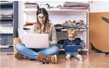 ?? FOTO: IMAGO ?? Homeoffice mit Ablenkung: Eine Mutter und ihre Tochter sitzen zuhause mit dem Laptop.