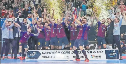 ??  ?? VUELVEN A REINAR. Sergio Lozano, capitán del Barça, levanta el título de Copa de España sobre la pista azul de La Fonteta.