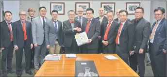  ??  ?? Ng (sixth left) with Sheda delegates at his office. Also seen is Kyron (seventh left).