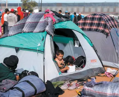  ?? PHOTO AFP ?? Faute de place dans les refuges, les migrants ont établi des camps près de la frontière américaine.