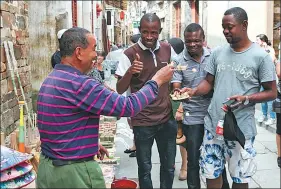  ?? PHOTOS BY LAN JIAN / FOR CHINA DAILY ?? Top: Foreign scholars including Dutch Svetlana Kharchenko­va (first left) visit the China Ceramics Museum in Jingdezhen, Jiangxi province, as part of the 2017 Visiting Program for Young Sinologist­s. Above left: Nigerian Tochukwu Innocent Okeke (right)...