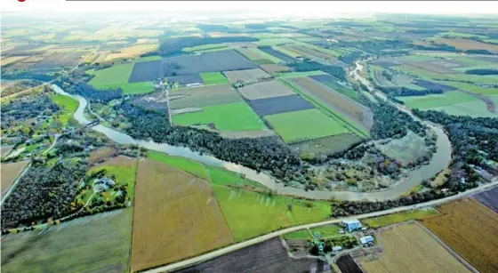  ??  ?? The Grand River weaves through farm country where it is under pressure from fertilizer runoff.