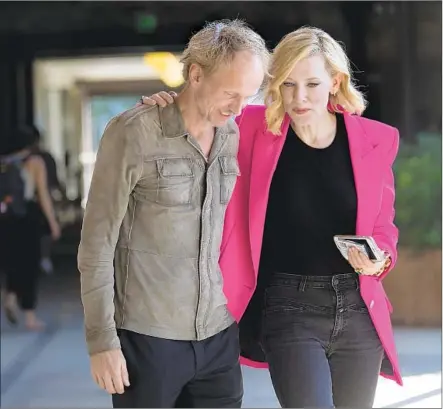  ?? Francine Orr Los Angeles Times ?? VIDEO ARTIST Julian Rosefeldt and actress Cate Blanchett catch up at Hauser &amp; Wirth gallery, where “Manifesto” is screening.