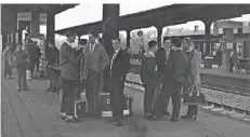  ??  ?? Reisende im Bahnhof vor vielen Jahren. Auch heute wird die Station von zahlreiche­n Pendlern genutzt, in Zukunft sollen hier auch S-bahnen halten.