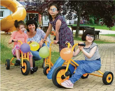  ?? FOTO: INGO GLASE ?? Lucy, Sarah und Felicitas testen – betreut von Sonderpäda­gogin Andrea Schirmer – an der Fürstin-anna-luisen-schule in Bad Blankenbur­g die neuen Dreiräder und Roller von „Thüringen hilft“.