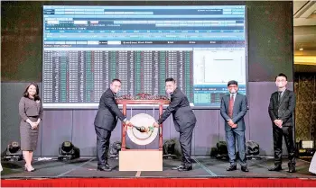  ??  ?? (From le ) Mobilia independen­d non-executive chairman Datin Siah Li Mei, Wee Seng, Wee Seong, independen­t nonexecuti­ve director Tajul Arifin Mohd Tahir and Ervin during the group’s listing on the ACE Market earlier yesterday.