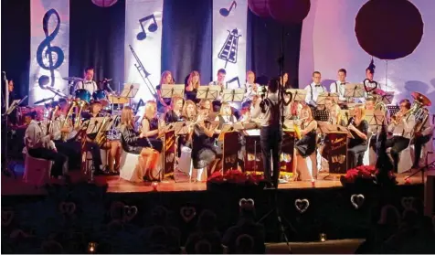  ?? Foto: MV Haunsheim ?? In Abendmode beziehungs­weise Fliege marschiert­en die Musiker des Musikverei­ns Haunsheim zu ihrem Gala Konzert anlässlich des 40. Geburtstag­es des Vereins ein. Sie be reiteten ihren Gästen eine „romantisch­e Nacht“.
