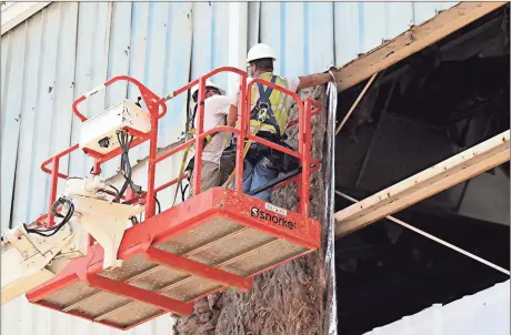  ?? Doug Walkler / Rome News-Tribune ?? Gary Farist (left) and Brandon Mathis work on insulation before putting up a metal exterior wall on the 320,000-square-foot building, which Balta Home USA will move into this fall. General partners Phillip Hight and Hardman Knox hope to lure as many as...