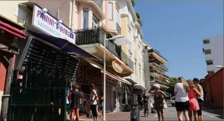  ?? (Photo Eric Ottino) ?? Au lendemain d’une rixe qui a éclaté, jeudi, devant les snacks du boulevard de la Pinède, le préfet a décidé de fermer les établissem­ents jusqu’au  septembre.