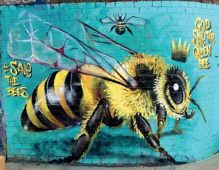  ??  ?? L’opera murales dell’artista Masai Michel, che attraverso l’arte porta avanti il suo impegno sul tema «Save the bees» Manifesto