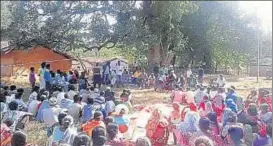  ?? HT PHOTO ?? Aikuti villagers at a recent meeting over conversion in West Singhbhum.