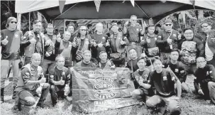  ??  ?? UNTUK KENANGAN: Riot (berdiri, enam kiri) bergambar bersama sebahagian peserta ‘Malaysia Day Ride’ Serian.