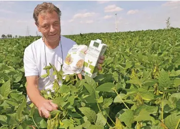  ?? NGZ-FOTO: LOTHAR BERNS ?? Erik Schwarz auf seinem Soja-Feld am Bio-Hof „Pfannensch­uppen“. Die Ernte ist für die Tofu-Produktion bestimmt. Bei trockenem Wetter kann voraussich­tlich Anfang September der Mähdresche­r eingesetzt werden.