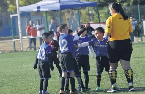  ?? SERGIO PÉREZ ?? > Los pequeños de Culiacán Edusin festejan luego de su participac­ión perfecta.