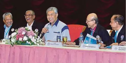  ?? MOHD YUSNI ARIFFIN PIC BY ?? Deputy Prime Minister Datuk Seri Dr Ahmad Zahid Hamidi speaking at the Malaysia Crime Prevention Foundation’s (MCPF) 25th annual general meeting at the Royal Malaysian Police College in Kuala Lumpur yesterday. With him are Deputy Inspector-General of...