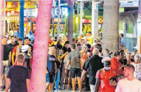  ?? FOTO: CHRIS EMIL JANSSEN/IMAGO IMAGES ?? Während der Corona-Pandemie konzentrie­rt sich das Nachtleben an der Playa de Palma auf der Insel Mallorca auf die sogenannte Bierstraße. Sicherheit­sabstände werden, wie auf diesem Foto vom Samstag zu sehen, nicht eingehalte­n, Masken als Mund-Nase-Schutz kaum getragen..