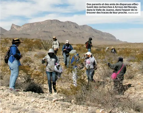  ??  ?? Des parents et des amis de disparues effectuent des recherches à Arroyo del Navajo, dans la Valle de Juarez, dans l’espoir de retrouver des traces de leur proche.