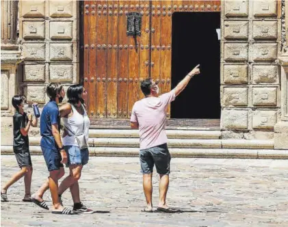  ?? SILVIA SÁNCHEZ FERNÁNDEZ ?? Turistas a su paso por la parte antigua de la capital cacereña.