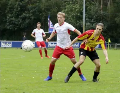  ?? FOTO KOEN FASSEUR ?? Matthias Van Trier probeert Jef Colman af te houden. De bezoekers hebben nog werk voor de boeg, terwijl ’s Gravenweze­l-Schilde zich een titelkandi­daat toonde.