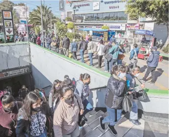  ??  ?? Las personas extreman precaucion­es en Centro Médico al abordar los camiones que agilizan la movilidad ante el cierre de la Línea 3 del Metro. Consideran que por la presencia del Hospital Siglo XXI, se puede esparcir el Covid-19.