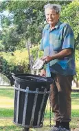  ?? Picture: JUSTIN BRIERTY ?? TIDY: Ray Ramm throws rubbish in the bin at Woodward Park Reserve on Pease St.