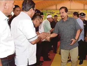  ?? BERNAMA PIC ?? Sultan of Terengganu Sultan Mizan Zainal Abidin greeting visitors at the launch of the Pasir Raja Herbal Park, a Herbal Integrated Cluster Developmen­t project, in Pasir Raja yesterday.