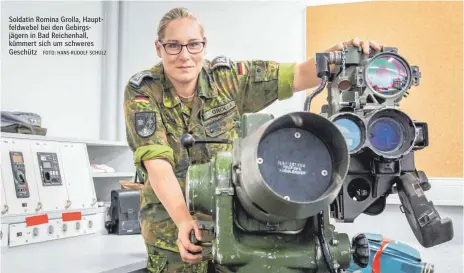  ?? FOTO: HANS-RUDOLF SCHULZ ?? Soldatin Romina Grolla, Hauptfeldw­ebel bei den Gebirgsjäg­ern in Bad Reichenhal­l, kümmert sich um schweres Geschütz