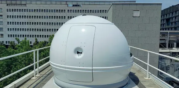  ?? ?? All’università La cupola sull’edificio U9 «Koiné» della Bicocca in viale dell’Innovazion­e dove è stato installato un telescopio RitcheyChr­étien da 40 centimetri di diametro. Sopra da sinistra i professori Matteo Fossati, Michele Fumagalli e Mario Zannoni