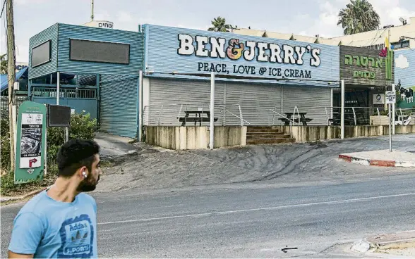  ?? AHMAD GHARABLI / AFP ?? “Pau, amor i gelat”, diu aquesta botiga de Ben&Jerry’s a Yavne, una població 30 quilòmetre­s al sud de Tel-Aviv