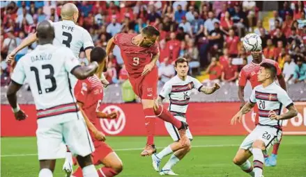  ?? (Foto EPA) ?? Seferovic menanduk tepat ke arah gawang Portugal pada saat ke-57 aksi Liga Negara-negara UEFA di Stade de Geneve, Geneva, kelmarin. Switzerlan­d menang 1-0.