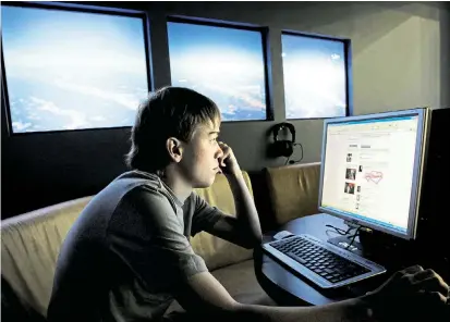  ??  ?? Ein Jugendlich­er ruft in einem russischen Internetca­fé das soziale Netzwerk VKontakte auf.
Es zieht nicht nur osteuropäi­sche Nutzer, sondern auch Rechtsextr­eme an.