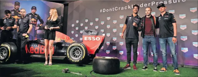  ??  ?? F1 Y FÚTBOL. Los dos pilotos de Red Bull e Iniesta disfrutaro­n en el evento en el que combinaron las preguntas con lanzamient­os de falta y cambios de ruedas de un F1.