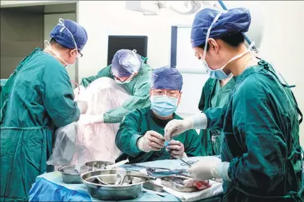  ?? PHOTOS BY GAO ERQIANG / CHINA DAILY ?? Doctor Zhao Yede (second from right) performs a female-to-male gender reassignme­nt surgery at the Shanghai 411 Hospital. Zhao is renowned in the profession for his abilities.