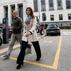  ??  ?? Insieme Virginia Raggi, 39 anni, e il marito Andrea Severini, 46, ieri all’uscita del Tribunale di Milano