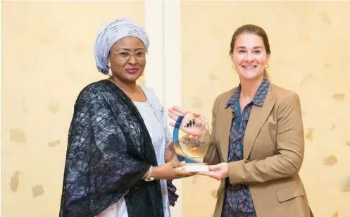  ?? Photo: State House ?? Wife of the President, Mrs Aisha Buhari (left) presents a gift to Co-chair of the Bill and Melinda Gates Foundation, Mrs. Melinda Gates, during her visit to the Presidenti­al Villa in Abuja yesterday.