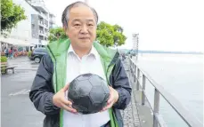  ?? FOTO: HARALD RUPPERT ?? In Südkorea kommt Fußball in der Beliebthei­t gleich nach Baseball, erklärt Seng-Rak Do. Früher war er selbst aktiver Fußballer.