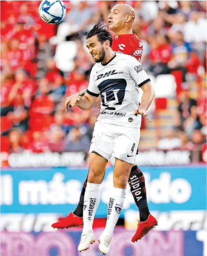  ?? MEXSPORT ?? Luis Quintana (4) pelea el balón con Ariel Nahuelpán.