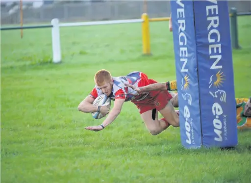  ?? JULIE HANCOCK ?? Pencoed’s Jamie Dyer goes over for a try