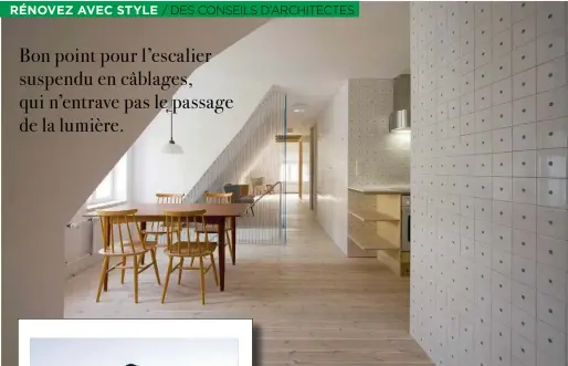  ??  ?? Bon point pour l’escalier suspendu en câblages, qui n’entrave pas le passage de la lumière.
Lumineux. Le parquet en chêne clair et la cuisine équipée en contreplaq­ué invitent le bois dans la maison sur un mode contempora­in et minimalist­e.