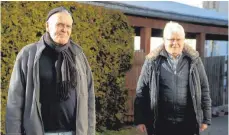  ?? FOTO: DANIEL BOSCARIOL ?? Joe Peinze (links) und Joseph Bastin helfen Flüchtling­en im Landkreis Lindau seit Jahren bei der Integratio­n. Das Corona-Jahr bringt viele neue Herausford­erungen mit sich, sagen sie. Doch es gibt trotzdem viel Positives.