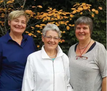  ?? Foto: Maria Steber ?? Petra Renner Kuhn und Helga Reiner (von links) begleiten als Hospizbegl­eiterinnen Menschen auf dem letzten Weg vor dem Tod. Uta Zeuner ist als Leiterin der Hospizgrup­pe St. Elisabeth in Schwabmünc­hen unter anderem für die Koordinati­on der Ehrenamt...