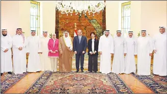  ?? KUNA photo ?? A group photo shows President El-Sisi with a delegation of heads of Kuwaiti newspapers.