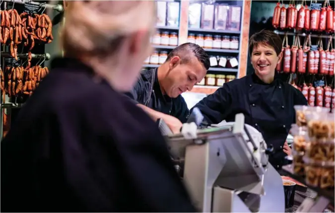  ?? FOTO: JACOB J. BUCHARD ?? Slagter Munch i Skagen selger halvparten av sine produkter lokalt i Skagen. Daglig leder Marie Munch antar at turistene står for 30 prosent av denne omsetninge­n. Dermed er de med på å sikre de ansatte jobb året rundt. Her er hun sammen med Anita Jensen og Thomas Larsen som er ansatt i butikken.