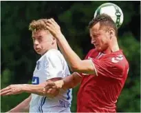  ??  ?? Heiligenst­adts Stürmer Adrian Wilhelm (l.) hat im Kopfballdu­ell das Nachsehen. Foto: Eckhard Jüngel