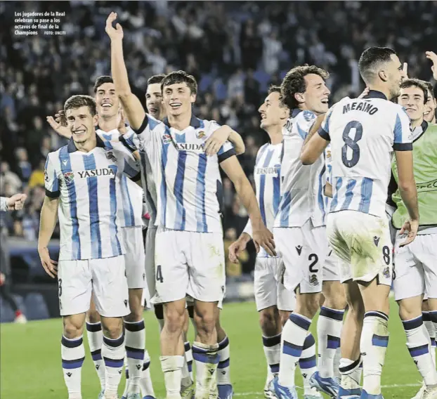  ?? FOTO: UNCITI ?? Los jugadores de la Real celebran su pase a los octavos de final de la Champions
