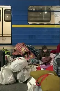  ?? ?? « Dans le métro, une enfant est assise sur une montagne de couverture­s… »