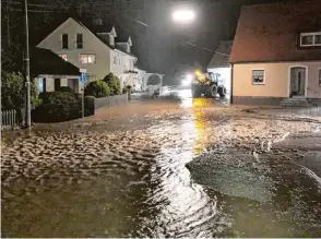  ?? Foto: Zühlke ?? Land unter in Heroldinge­n. Die Riedgasse und die Wörnitzstr­aße verwandelt­en sich am späten Donnerstag abend in reißende Bäche. Einige Anwesen wurden überflutet.