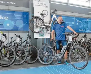  ?? Foto: Sonja Grimm ?? Jetzt ein E Bike im Gehl Rad Center kaufen und Geld sparen, denn mit der Lagerräumu­ng bei den aktuellen Modellen lassen sich tolle Schnäppche­n machen, rät Max Gehl.